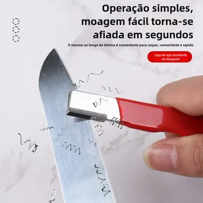 Mão segurando afiador de cabo vermelho e cabeça metálica sobre lâmina de faca, com raspas de metal em espiral