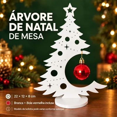 Árvore de Natal branca recortada, com furos e estrelas vazadas, base redonda e bola vermelha espelhada pendurada