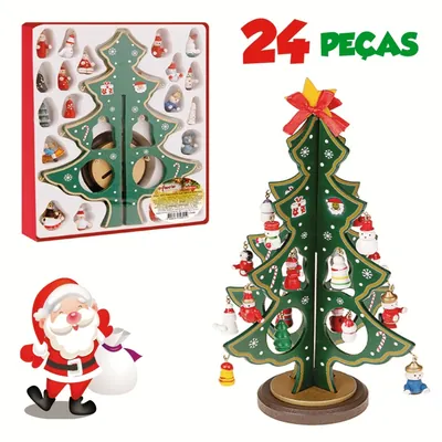 Árvore de Natal verde de madeira montada em base redonda, com miniaturas penduradas, ao lado da caixa com as peças