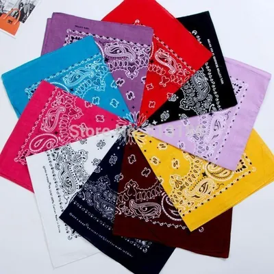 Bandanas dobradas com estampa paisley em roxo, vermelho, preto, lilás, amarelo, vinho, marinho, branco, pink e turquesa