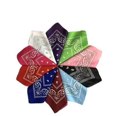 Dez bandanas dobradas em triângulo formando uma roda, com estampa paisley em branco, roxo, verde, preto e vinho