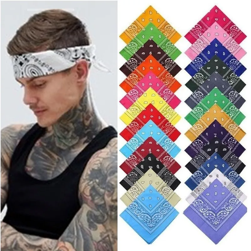 Homem com bandana branca estampada amarrada na testa e cartela de bandanas paisley coloridas dobradas