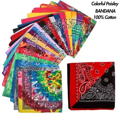 Bandana paisley dobrada, metade vermelha e metade preta, ao lado de um leque de bandanas coloridas e tie-dye
