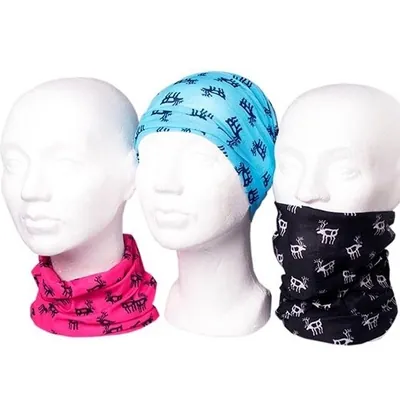 Três cabeças de manequim com bandana tubular de renas: rosa no pescoço, azul na cabeça e preta cobrindo o rosto
