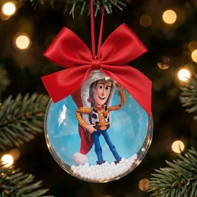 Bola de Natal transparente com laço vermelho, Woody de gorro de Papai Noel dentro e bolinhas brancas no fundo
