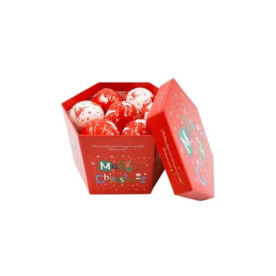 Caixa hexagonal vermelha aberta com bolas de Natal vermelhas e brancas estampadas com renas e estrelas