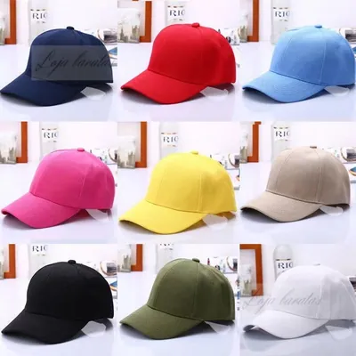 Nove bonés lisos de aba curva lado a lado, em azul-marinho, vermelho, azul-claro, pink, amarelo, bege, preto, oliva e branco