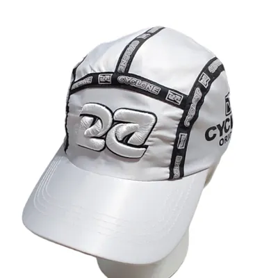 Boné branco de tactel com aba curva, fitas pretas escritas Cyclone nas costuras e logo bordado em relevo na frente