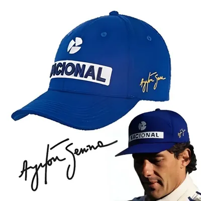 Boné azul com faixa branca escrita Nacional, logo branco e assinatura dourada na lateral; ao lado, montagem com Senna