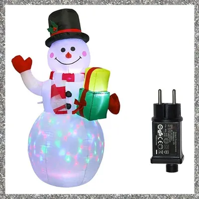 Boneco de neve inflável de cartola preta segurando presentes, com luzes coloridas na base, ao lado de um adaptador de tomada