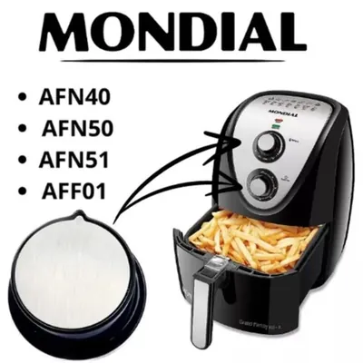 Botão redondo de air fryer com aro preto e centro prateado, ao lado de fritadeira Mondial preta com batata frita no cesto