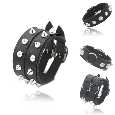 Bracelete largo de couro preto com duas fileiras de spikes prateados e fivelas, e variações menores ao lado
