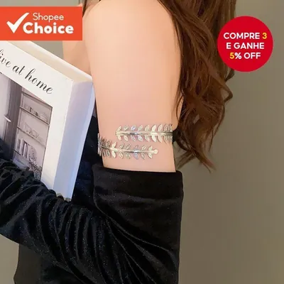 Bracelete prateado em espiral com folhas, usado no braço acima do cotovelo, com blusa preta de veludo ombro a ombro
