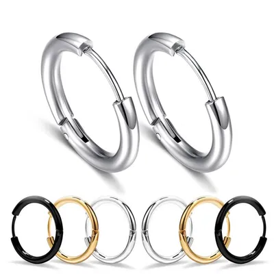 Par de argolas prateadas de aço com fecho articulado e, abaixo, seis argolas finas em preto, dourado e prateado