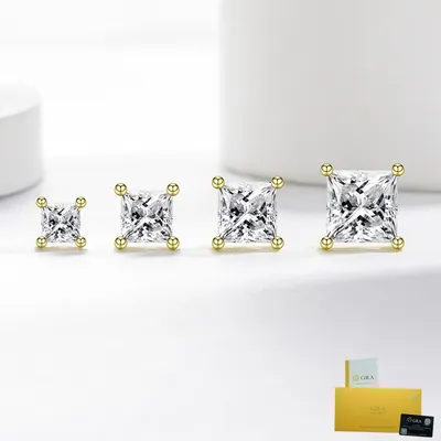 Quatro brincos quadrados de pedra incolor em tamanhos crescentes, com garras douradas, e cartão de certificado