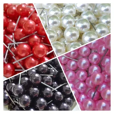 Montagem com quatro grupos de brincos de pérola com pino: vermelhos, brancos, rosa e pretos
