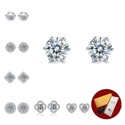 Sete modelos de brincos pequenos de moissanite prateados, com destaque para o solitário de seis garras e cartão GRA