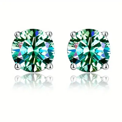 Par de brincos com pedra redonda verde de moissanite presa por quatro garras prateadas
