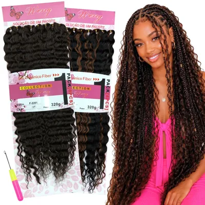 Dois pacotes rosa de cabelo cacheado para crochet, um castanho escuro e outro com mechas acobreadas, e modelo com tranças