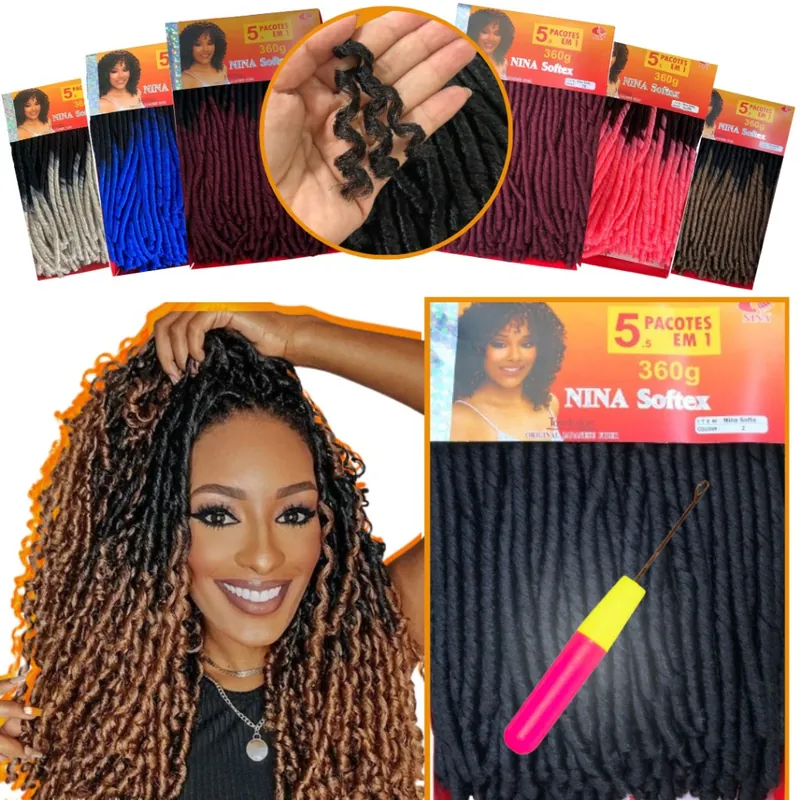 Pacotes de cabelo Nina Softex em várias cores, mulher com locs cacheadas preto e caramelo e agulha de crochê