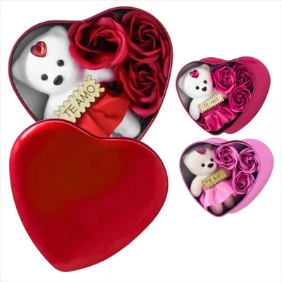 Lata em formato de coração vermelha aberta com ursinho branco segurando placa Te Amo e três rosas, e versões pink e rosa