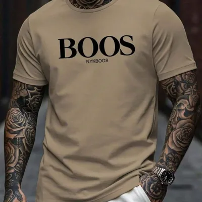 Homem com braços tatuados vestindo camiseta cáqui de gola redonda com a palavra BOOS em preto no peito