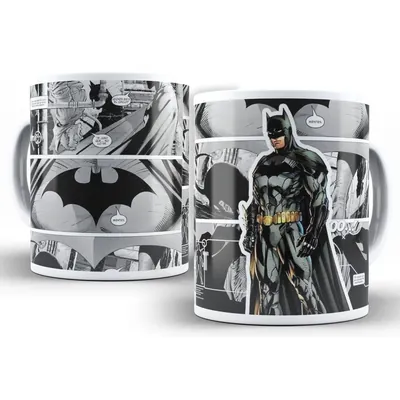 Duas vistas de caneca branca com quadrinhos em tons de cinza, símbolo do morcego e Batman colorido em pé