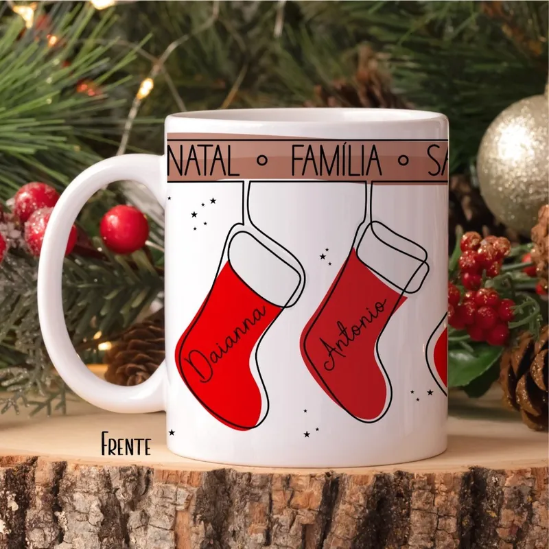 Caneca branca com faixa rosada escrito Natal e Família e botas vermelhas com os nomes Daianna e Antonio