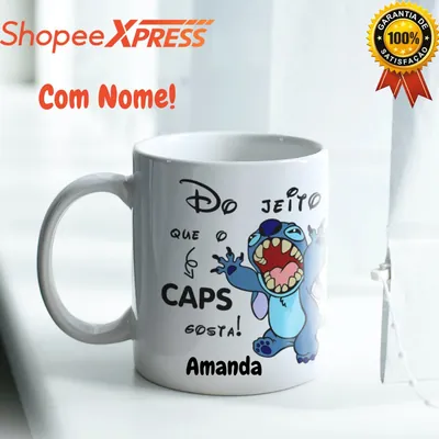 Caneca branca com a frase Do jeito que o Caps gosta, personagem azul gritando de braços erguidos e o nome Amanda