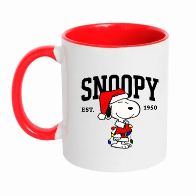 Caneca branca com alça e interior vermelhos, estampa do Snoopy de gorro e roupa de Papai Noel com luzinhas coloridas