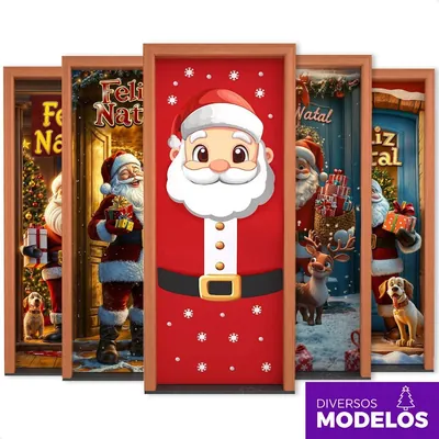 Cinco portas vestidas com capas natalinas, a do centro vermelha com Papai Noel de desenho, cinto preto e botões dourados