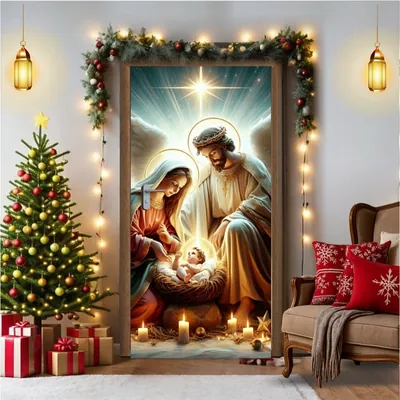 Porta coberta por capa de tecido com Maria, José e o Menino Jesus sob uma estrela brilhante, numa sala com árvore de Natal