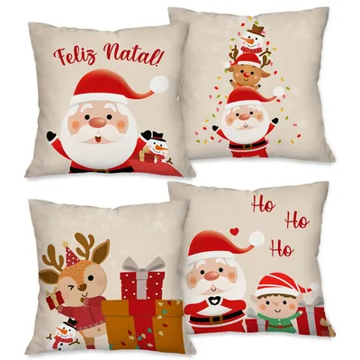 Quatro capas de almofada bege com desenhos de Papai Noel, rena, elfo e boneco de neve, e frases Feliz Natal e Ho Ho Ho