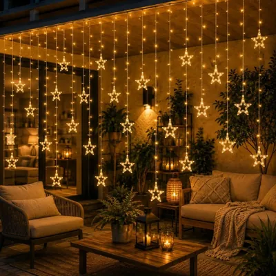 Cascata de luzes LED branco quente com estrelas pendendo do teto de uma varanda à noite, sobre sofá e poltrona