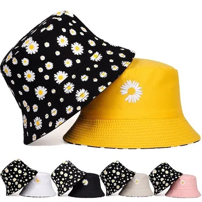 Chapéus bucket dupla face, lado preto com margaridas e lado amarelo com uma margarida bordada, e versões em outras cores