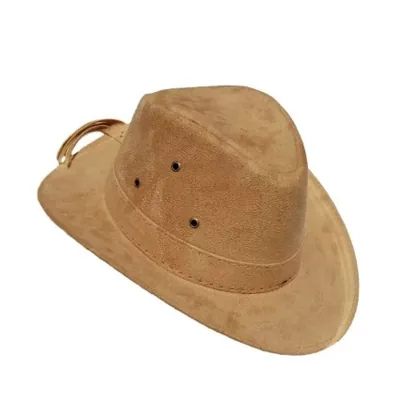 Chapéu country em feltro cor caramelo, aba curvada nas laterais, faixa do mesmo tecido, ilhoses metálicos e cordão