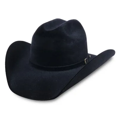 Chapéu country preto de copa vincada e aba curvada para cima, com cinto fino preto e pequena fivela prateada