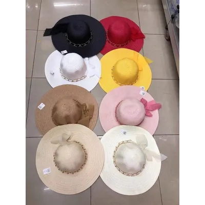 Oito chapéus de praia de aba larga em preto, vermelho, branco, amarelo, caramelo, rosa, bege e creme, com faixa e laço