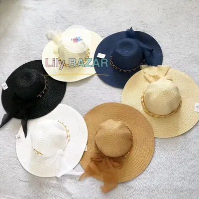 Seis chapéus de palha de aba larga em preto, marinho, creme, bege, branco e caramelo, com corrente dourada e laço