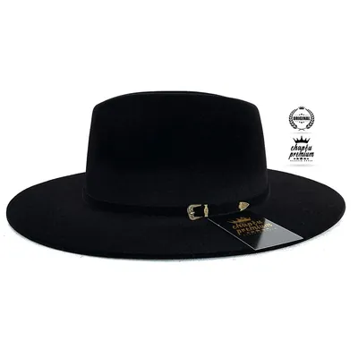Chapéu fedora preto de aba larga e reta com faixa fina preta e pequena fivela dourada, sobre fundo branco