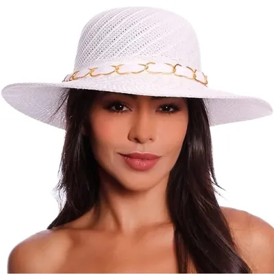 Mulher de cabelo escuro e longo usando chapéu branco de aba média com fita branca e corrente dourada na copa