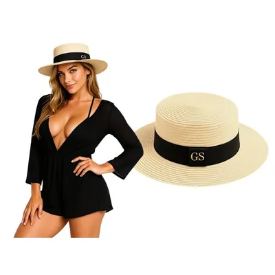 Chapéu de copa reta em tom palha com faixa preta e iniciais GS, ao lado de mulher usando o chapéu com saída de praia preta