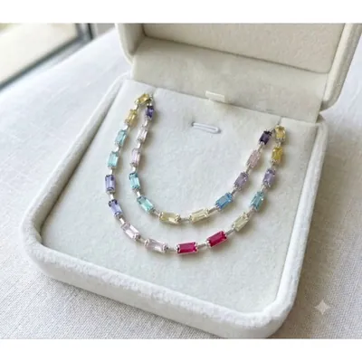 Choker e pulseira com zircônias retangulares em amarelo, azul, lilás, rosa e pink, dentro de caixa de veludo branca