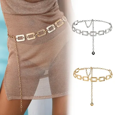 Cinto corrente de elos retangulares vazados sobre vestido de tricô nude, com versões prateada e dourada ao lado