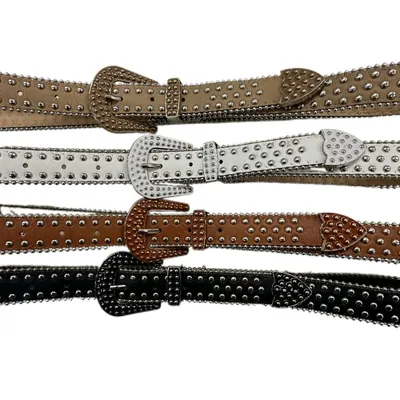 Quatro cintos country com bolinhas de metal, em caramelo, branco, marrom e preto, com fivelas tachadas