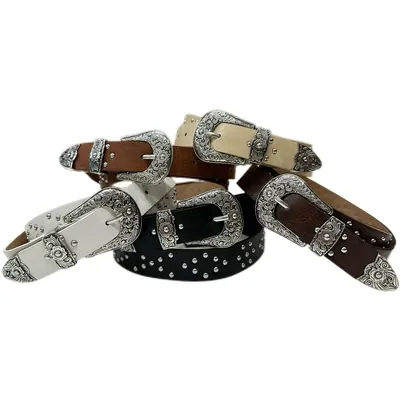Cinco cintos country em caramelo, creme, branco, preto e marrom com fivela prateada trabalhada e bolinhas de metal