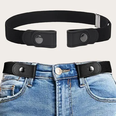 Cinto elástico preto sem fivela com pontas de botão de pressão e regulador metálico, preso em calça jeans clara