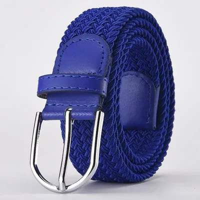Cinto trançado elástico azul royal enrolado, com fivela prateada de pino e acabamentos azuis com costura aparente