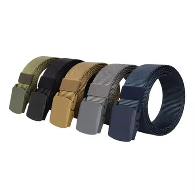 Cinco cintos de fita trançada enrolados, em verde-oliva, preto, caqui, cinza e azul-marinho, com fivela de plástico