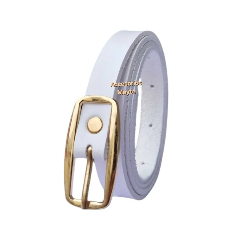 Cinto feminino fino branco enrolado, com fivela retangular dourada de cantos arredondados e rebite dourado